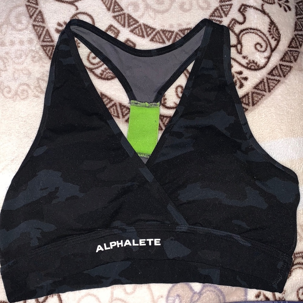 Alphalete Surface Wrap Bra Black Camo- small